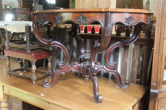 Victorian walnut oval centre table(-)